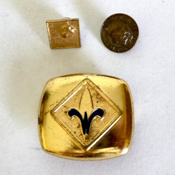 VINTAGE BOY SCOUTS OF AMERICA SCARF SLIDE & CUB BOBCAT SCOUTS PIN LOT (USED) - Picture 1 of 10